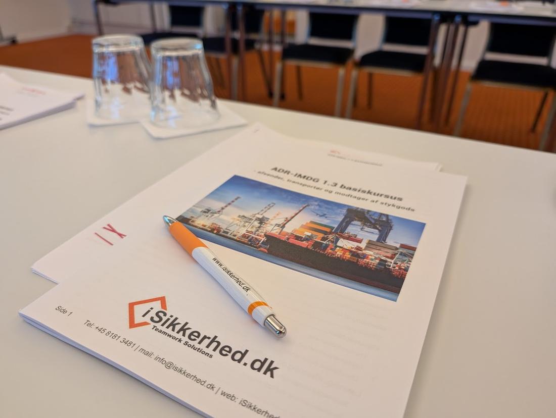 Kursusmappe fra iSikkerhed.dk på bordet i et undervisningslokale